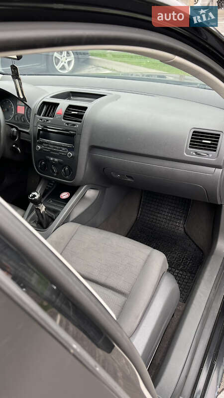 Хетчбек Volkswagen Golf 2004 в Луцьку