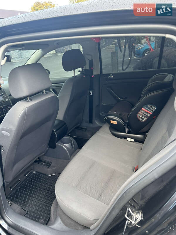 Хэтчбек Volkswagen Golf 2004 в Киеве