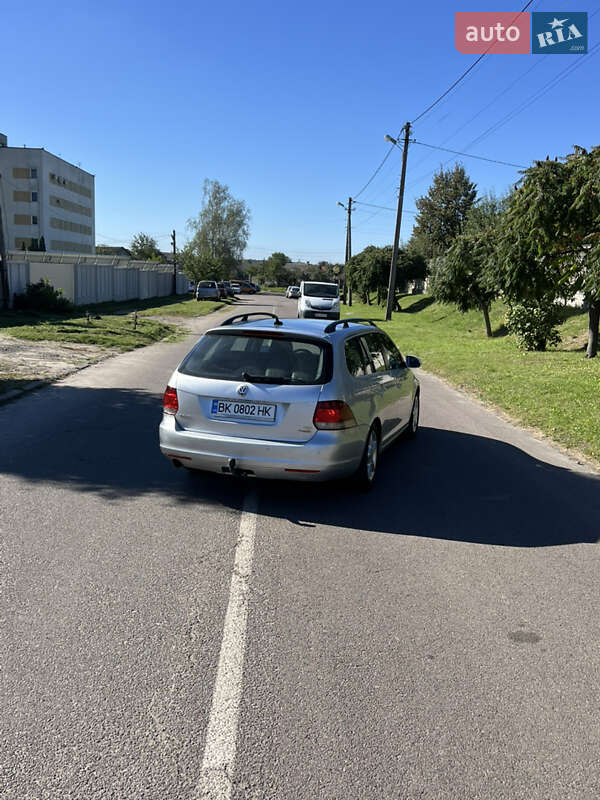 Универсал Volkswagen Golf 2010 в Костополе