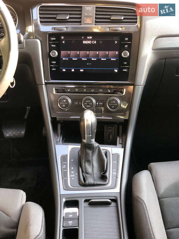 Универсал Volkswagen Golf 2017 в Черновцах