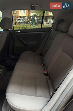 Хэтчбек Volkswagen Golf 2004 в  фото 16 Хэтчбек Volkswagen Golf 2004 в