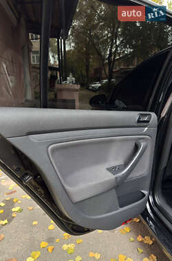 Хэтчбек Volkswagen Golf 2004 в  фото 18 Хэтчбек Volkswagen Golf 2004 в