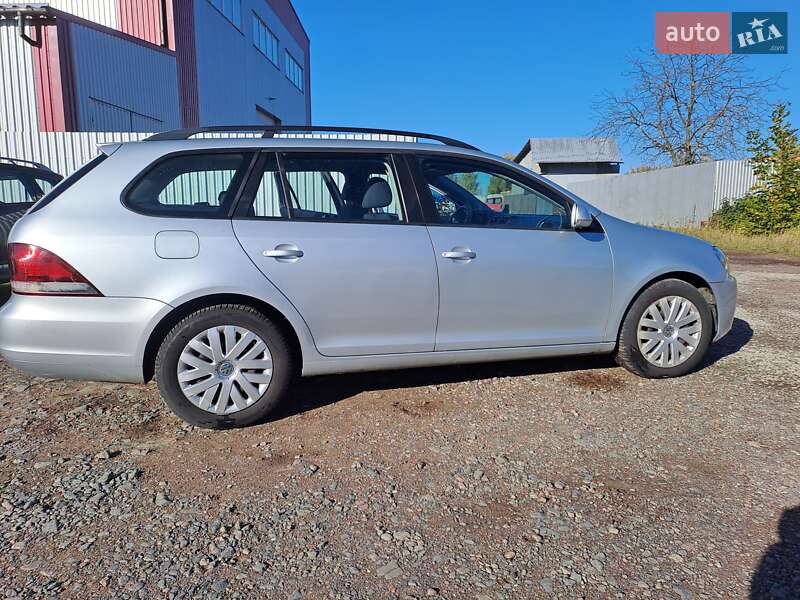 Универсал Volkswagen Golf 2010 в Нововолынске