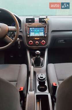 Хэтчбек Volkswagen Golf 2004 в 