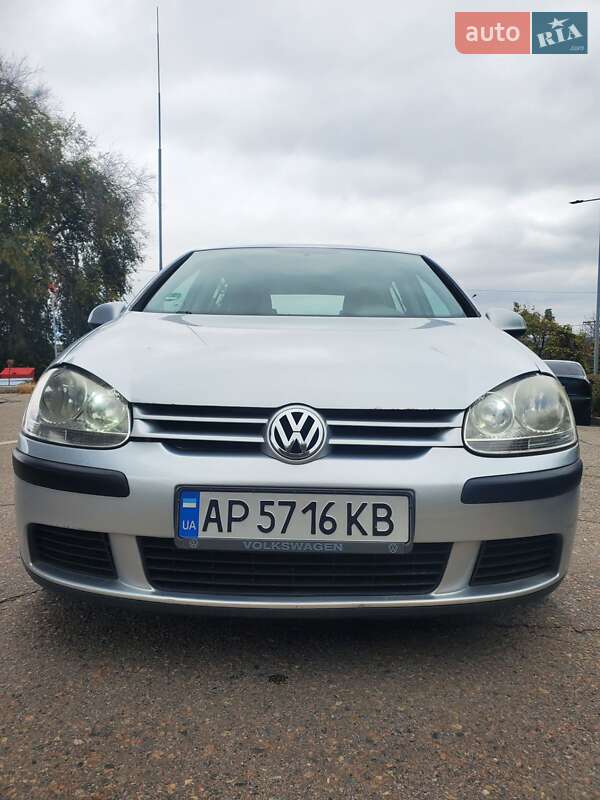 Хэтчбек Volkswagen Golf 2004 в 
