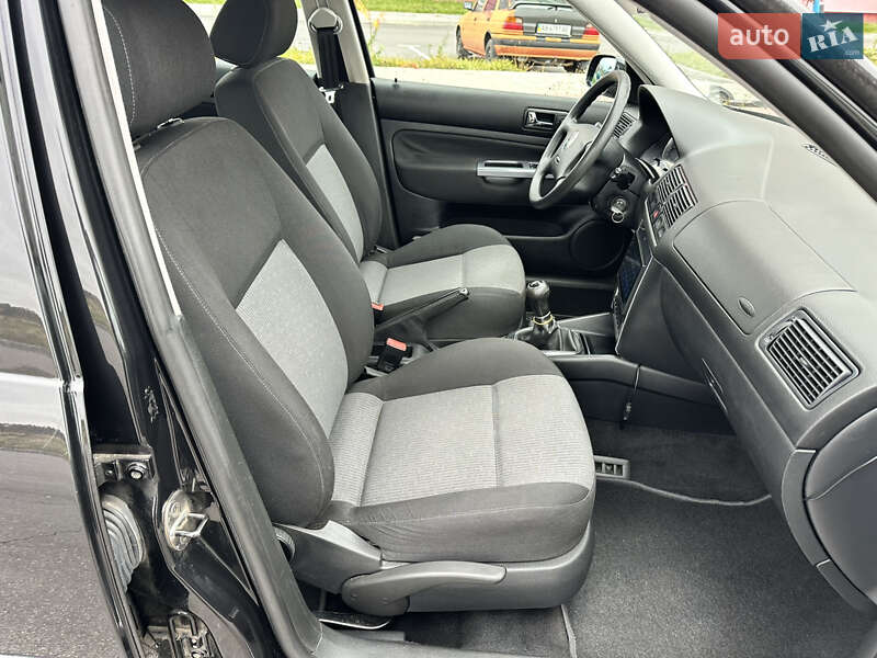 Хетчбек Volkswagen Golf 2003 в Вінниці