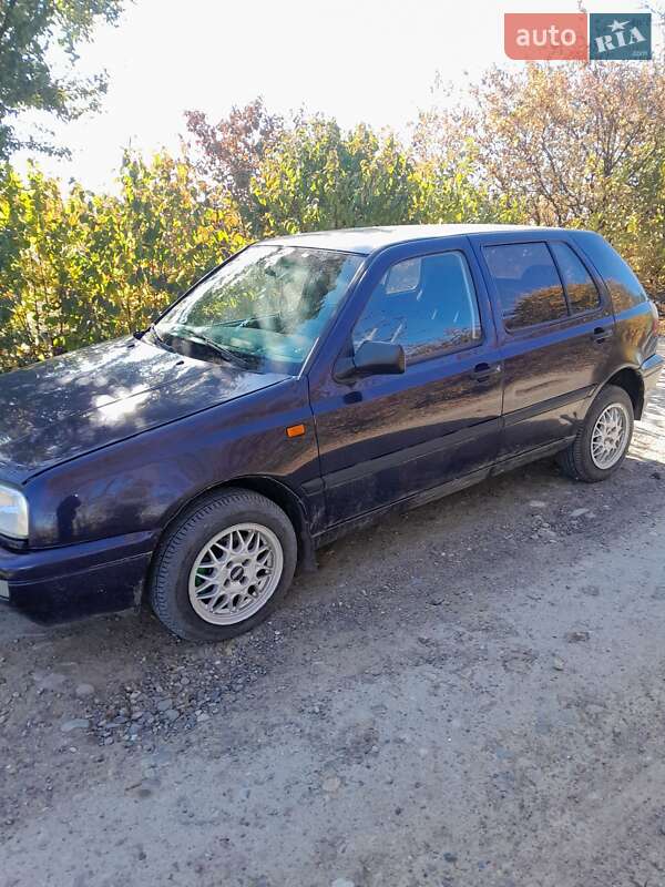 Хэтчбек Volkswagen Golf 1997 в Черновцах