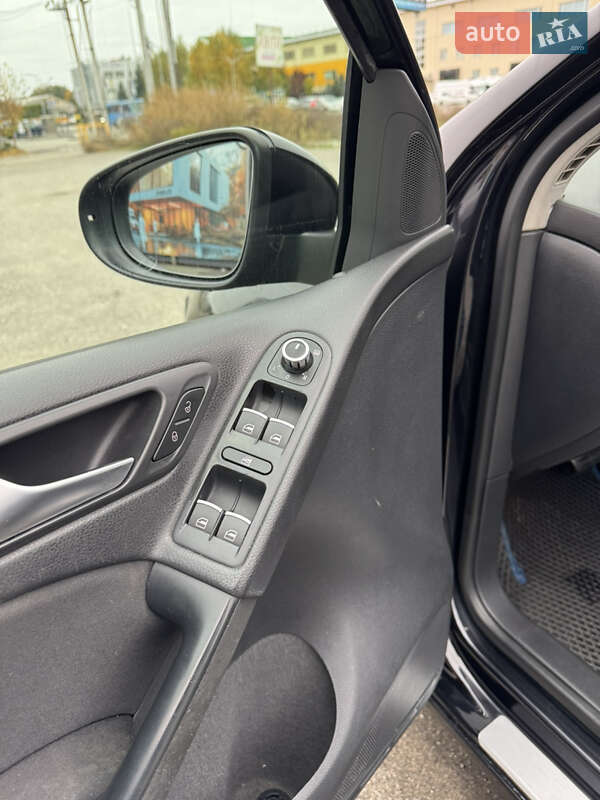 Хэтчбек Volkswagen Golf 2010 в Киеве