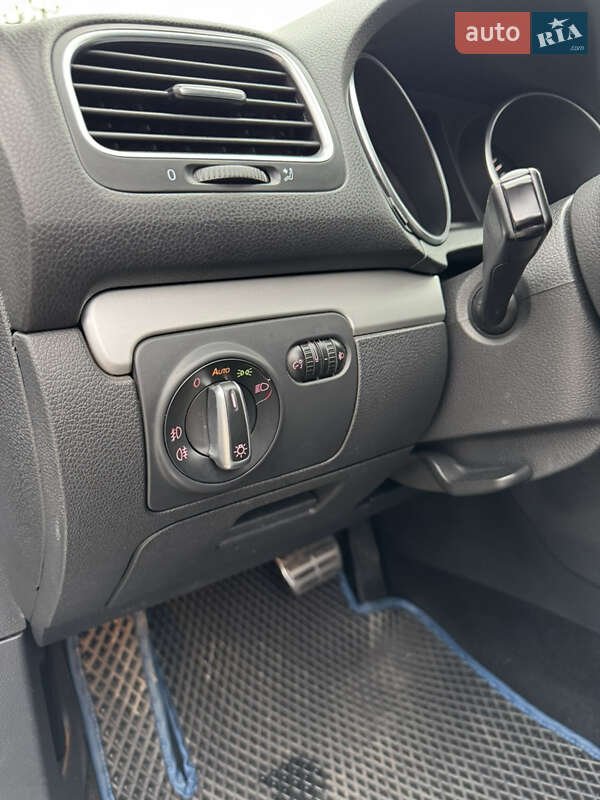 Хэтчбек Volkswagen Golf 2010 в Киеве