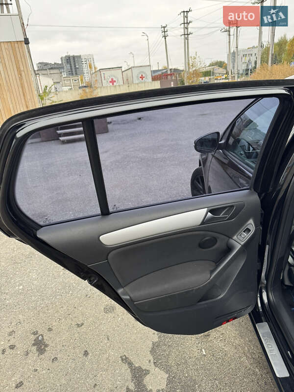 Хэтчбек Volkswagen Golf 2010 в Киеве