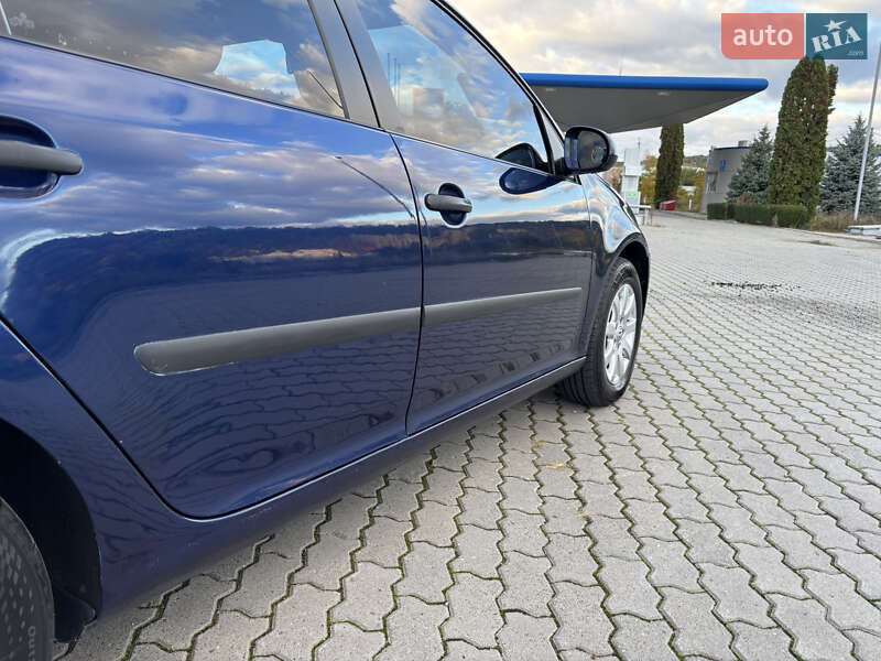 Хэтчбек Volkswagen Golf 2004 в Могилев-Подольске