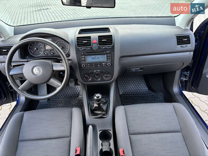 Хэтчбек Volkswagen Golf 2004 в Могилев-Подольске