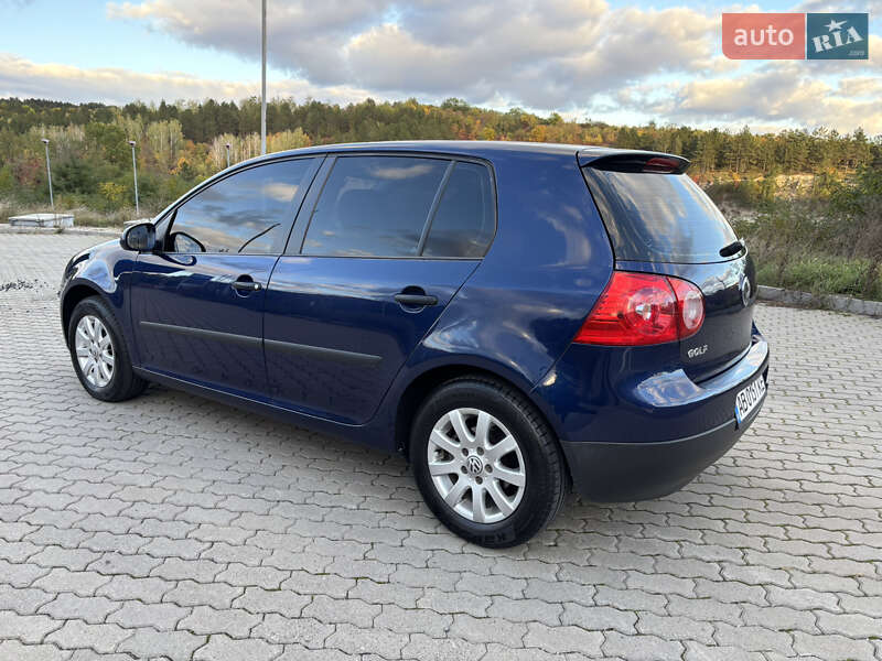 Хэтчбек Volkswagen Golf 2004 в Могилев-Подольске