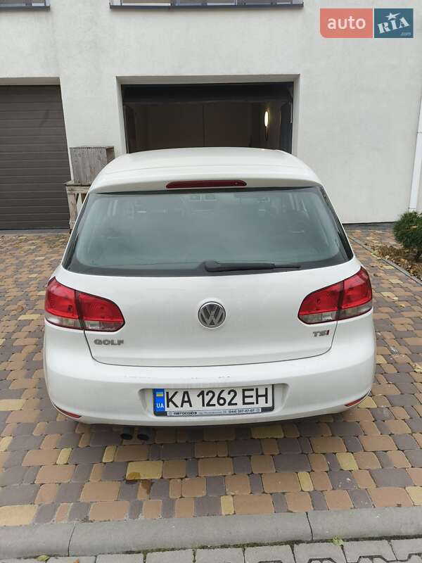 Хэтчбек Volkswagen Golf 2011 в 