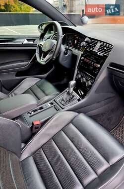 Хэтчбек Volkswagen Golf 2019 в 