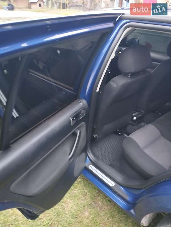 Хэтчбек Volkswagen Golf 2001 в Кутах