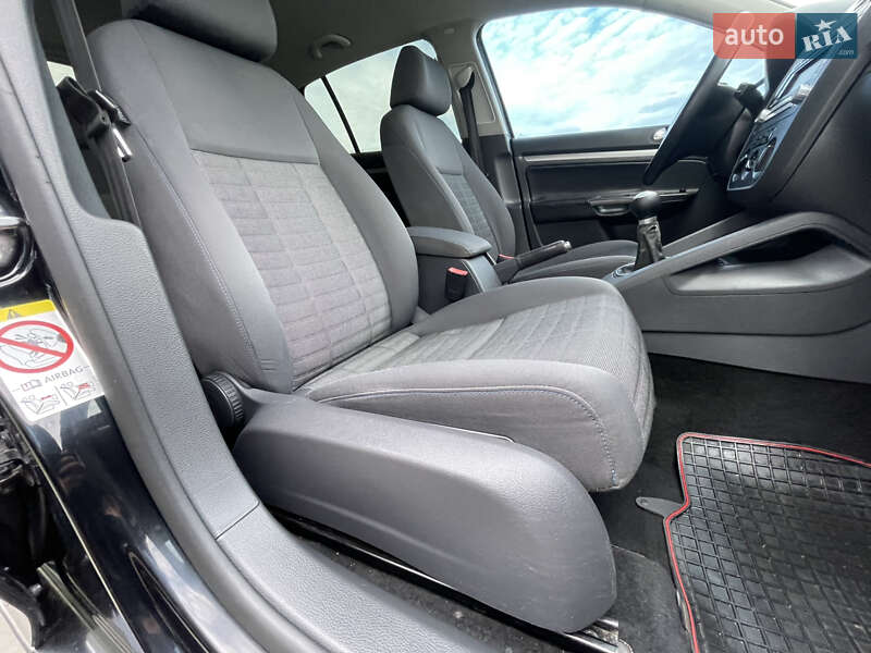 Хетчбек Volkswagen Golf 2008 в Рівному