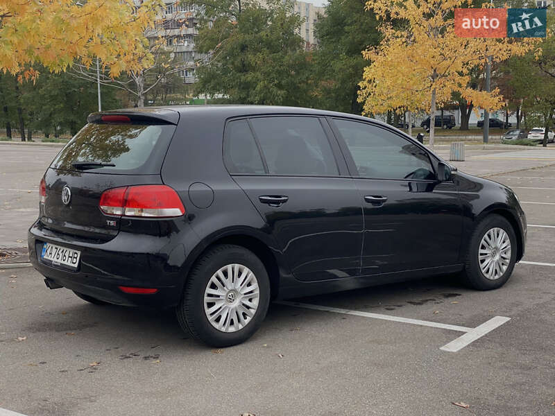 Хэтчбек Volkswagen Golf 2010 в Киеве