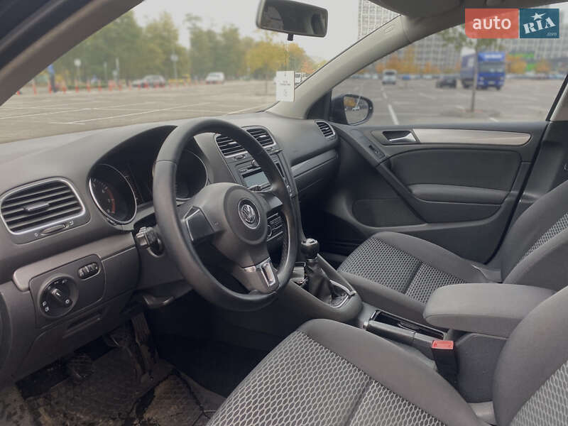 Хэтчбек Volkswagen Golf 2010 в Киеве