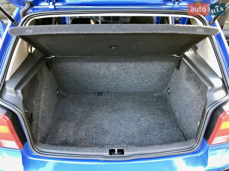 Хэтчбек Volkswagen Golf 2002 в Змиеве