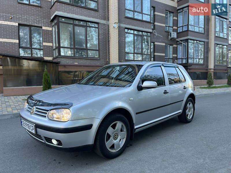 Хетчбек Volkswagen Golf 2001 в Чернігові