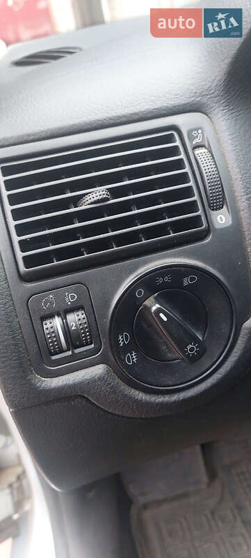 Хетчбек Volkswagen Golf 2003 в Миколаєві