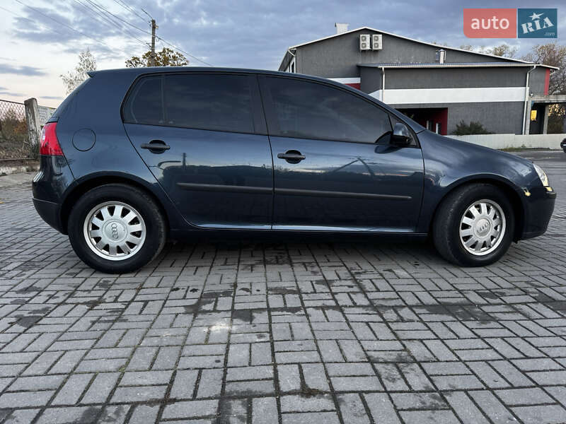 Хэтчбек Volkswagen Golf 2005 в Сторожинце