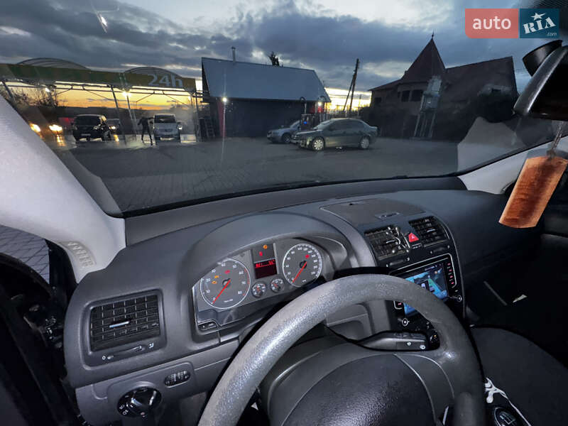 Хэтчбек Volkswagen Golf 2005 в Сторожинце