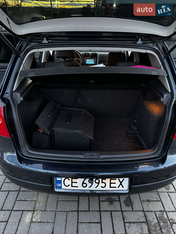 Хэтчбек Volkswagen Golf 2005 в Сторожинце