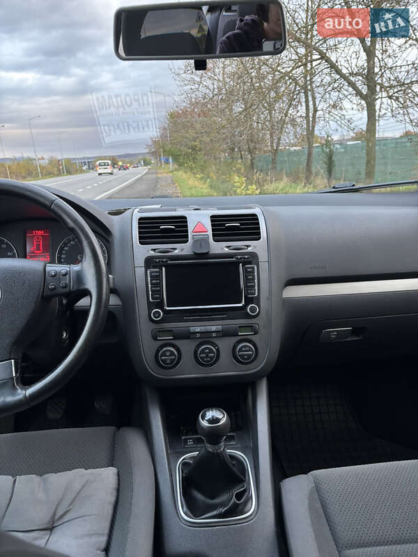 Хэтчбек Volkswagen Golf 2008 в Ужгороде