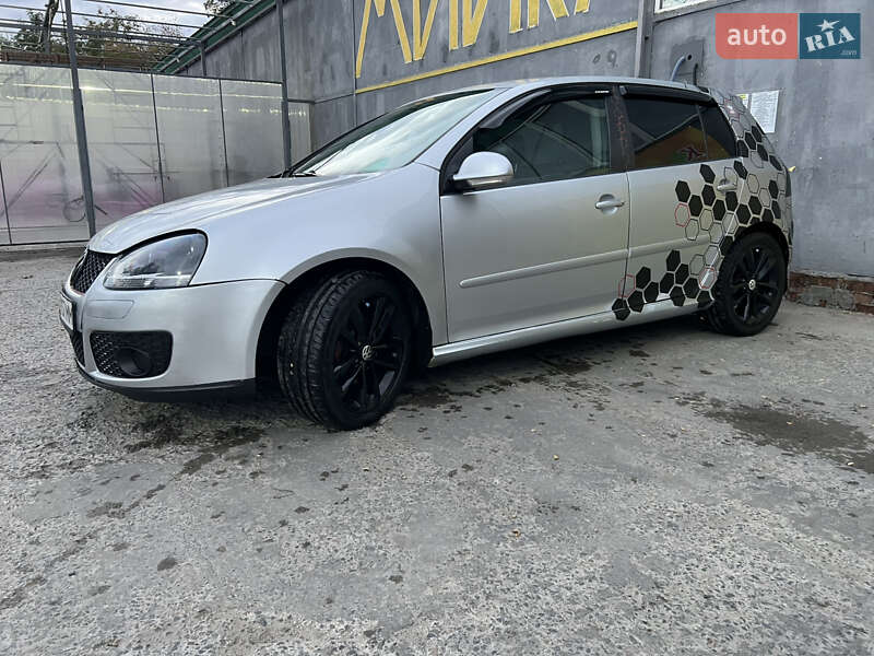 Хетчбек Volkswagen Golf 2004 в Дніпрі