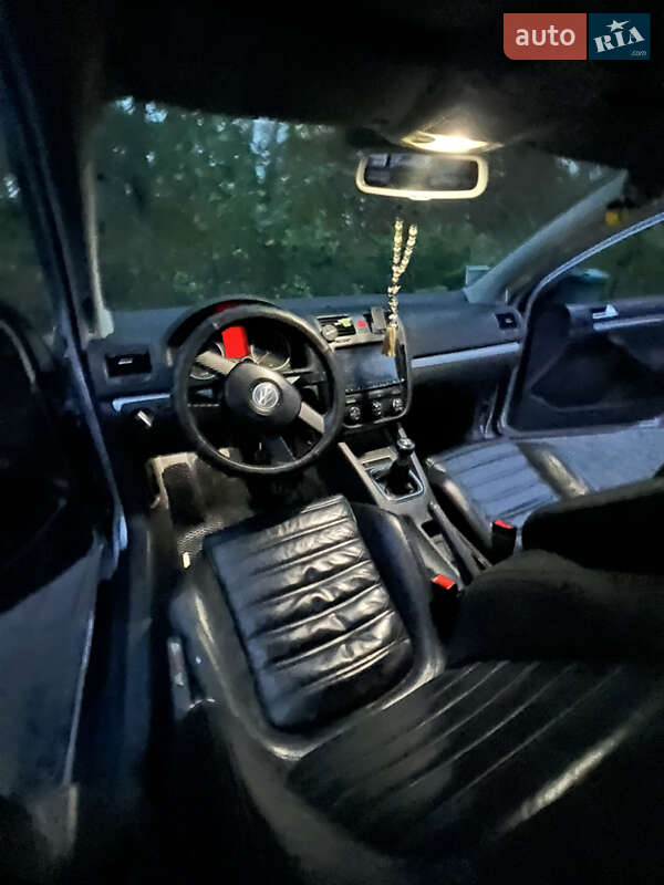 Хетчбек Volkswagen Golf 2004 в Дніпрі