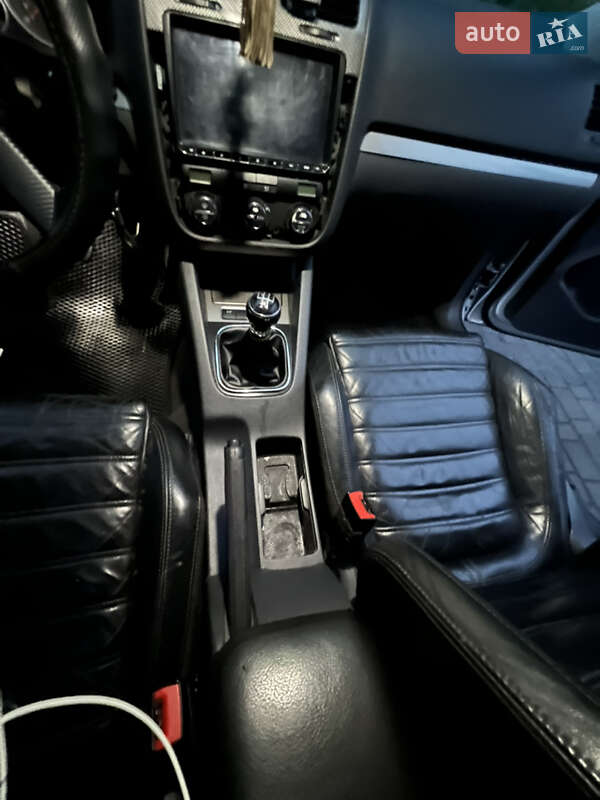 Хетчбек Volkswagen Golf 2004 в Дніпрі