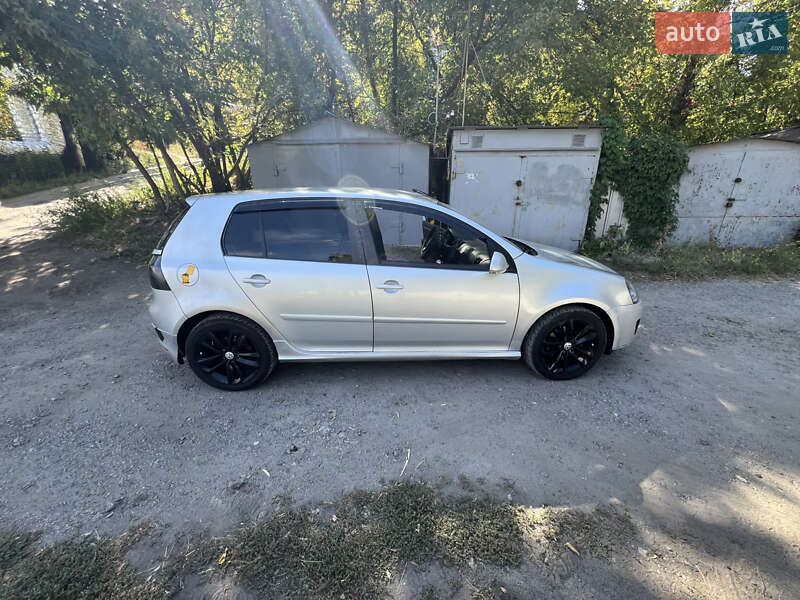 Хетчбек Volkswagen Golf 2004 в Дніпрі