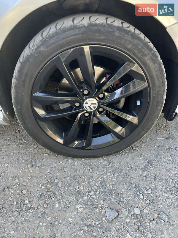 Хетчбек Volkswagen Golf 2004 в Дніпрі