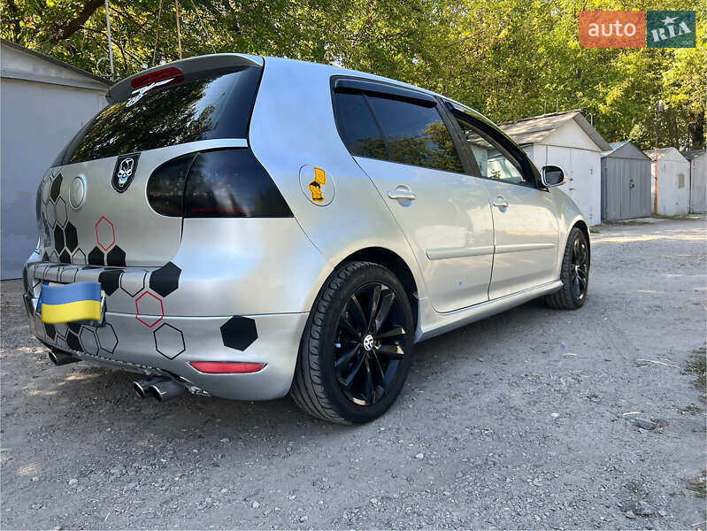 Хетчбек Volkswagen Golf 2004 в Дніпрі