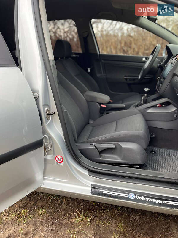 Хэтчбек Volkswagen Golf 2004 в Нежине