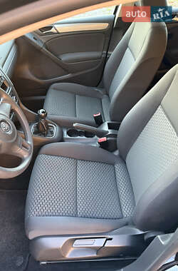 Хэтчбек Volkswagen Golf 2010 в 