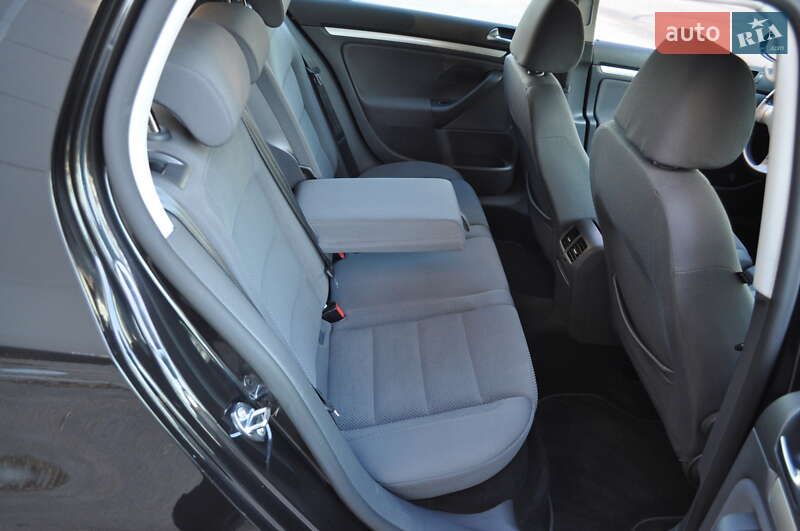 Хэтчбек Volkswagen Golf 2009 в Киеве