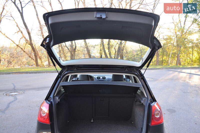 Хэтчбек Volkswagen Golf 2009 в Киеве