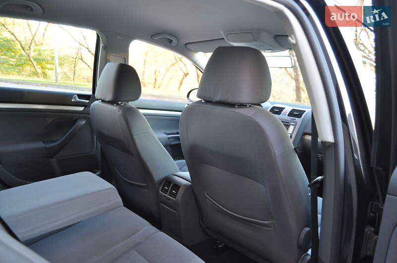 Хэтчбек Volkswagen Golf 2009 в Киеве