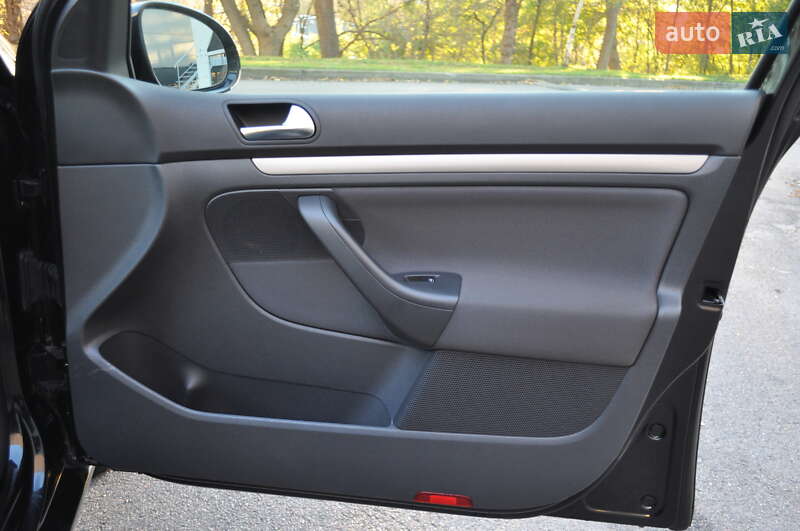 Хэтчбек Volkswagen Golf 2009 в Киеве