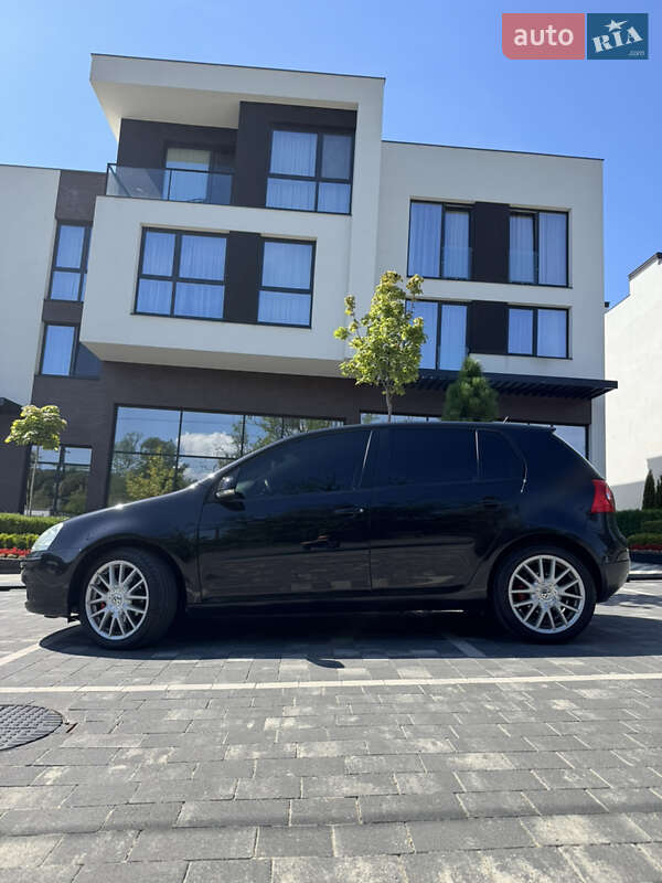 Хэтчбек Volkswagen Golf 2006 в Ужгороде