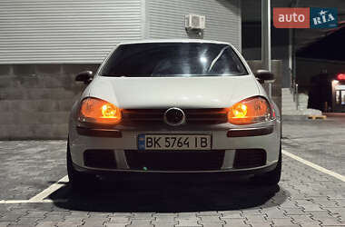 Хэтчбек Volkswagen Golf 2004 в Сарнах