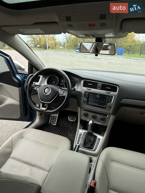 Хетчбек Volkswagen Golf 2017 в Дніпрі