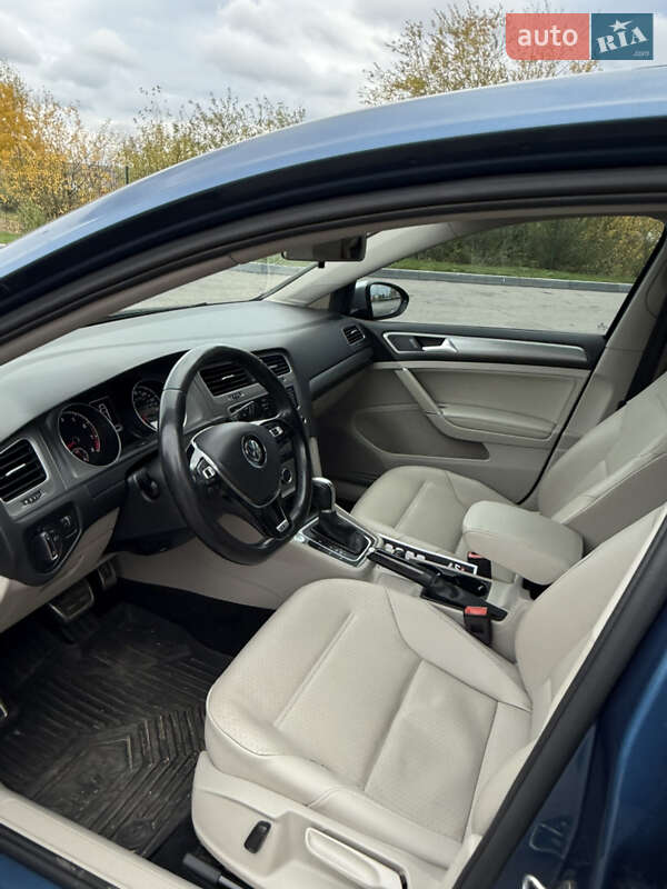 Хетчбек Volkswagen Golf 2017 в Дніпрі
