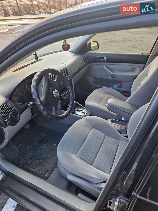 Хэтчбек Volkswagen Golf 2003 в Умани