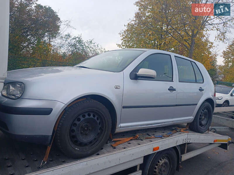 Хетчбек Volkswagen Golf 2001 в Луцьку