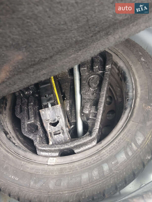 Хетчбек Volkswagen Golf 2001 в Луцьку