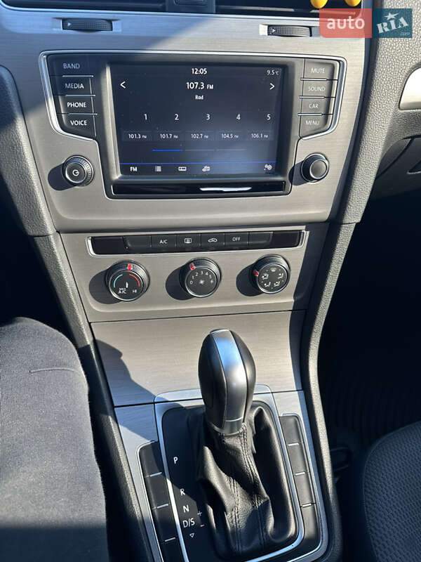 Універсал Volkswagen Golf 2016 в Житомирі